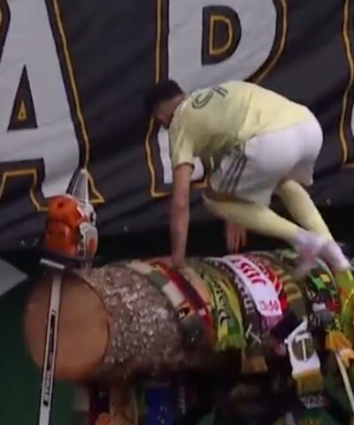 Ο Κρίστοφερ Βέλντε έγινε viral πανηγυρίζοντας γκολ του πάνω σε κορμό δέντρου