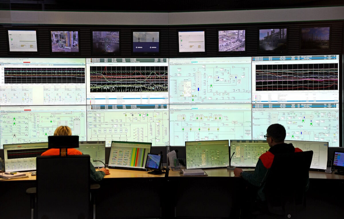 Employees work at the control room of the PCK refinery, a crude oil processing facility supplying gasoline, jet fuel, diesel and fuel oil, in Schwedt/Oder, Germany, March 31, 2026. REUTERS/Lisi Niesner