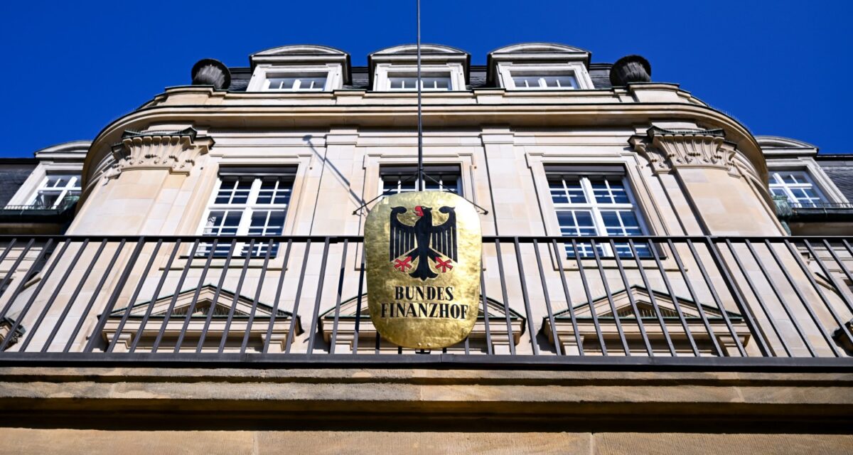 Μόναχο: Διανομέας πήδηξε πάνω στο καπό μιας Porsche για να αποφύγει σκυλιά, δικαστήριο τον αθώωσε για τις ζημιές