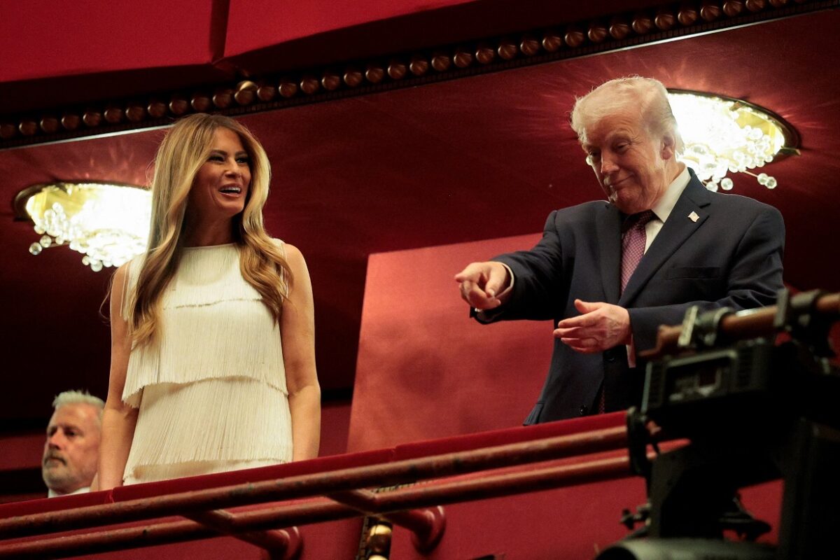 Ο Ντόναλντ Τραμπ ζητά το «κεφάλι» του Τζίμι Κίμελ από το ABC μετά το σχόλιο για τη Μελάνια Τραμπ ότι «λάμπει σαν μέλλουσα χήρα»