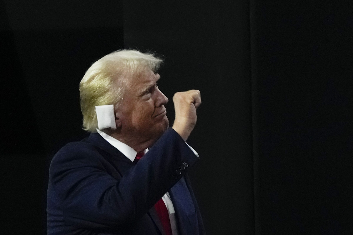 Ντόναλντ Τραμπ: Θεωρίες συνωμοσίας υποστηρίζουν ότι σκηνοθετεί ο ίδιος τις απόπειρες δολοφονίας του