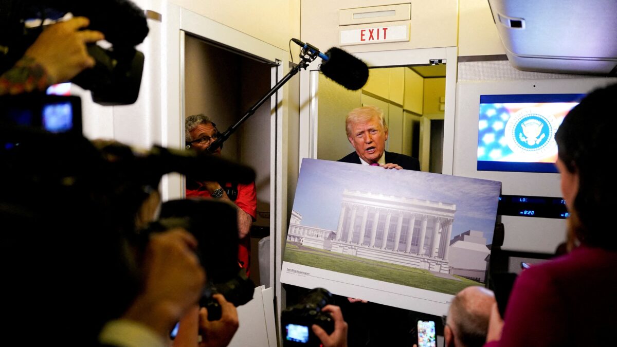 Ο Τραμπ με τα σχέδια της αίθουσας χορού του Λευκού Οίκου