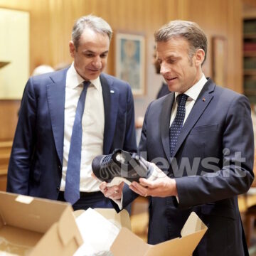 Το ελληνικό δώρο – έκπληξη του Μητσοτάκη στον Μακρόν