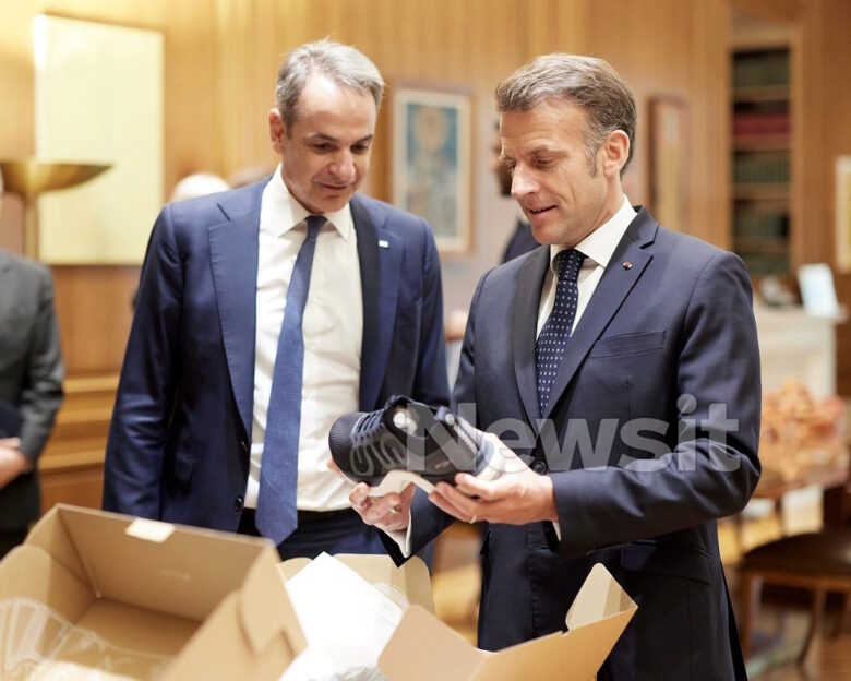 Το ελληνικό δώρο – έκπληξη του Μητσοτάκη στον Μακρόν