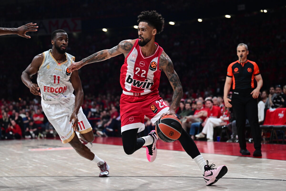 Ολυμπιακός: Ο Ντόρσεϊ έμεινε εκτός από το 4ο δεκάλεπτο του ματς με τη Μονακό, λόγω ενοχλήσεων στο αριστερό πόδι