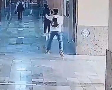 Βίντεο από τη στιγμή που o ένοπλος πρώην μαθητής εισβάλλει με τουφέκι σε σχολείο στην Τουρκία και πυροβολεί αδιακρίτως