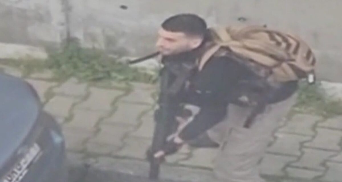 Ένας από τους δράστες της επίθεσης με βαρύ οπλισμό