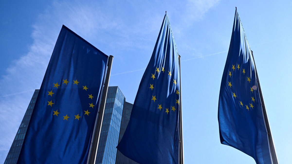Σημαίες της Ευρωπαϊκής στα κεντρικά γραφεία της ΕΚΤ στη Φρανκφούρτη