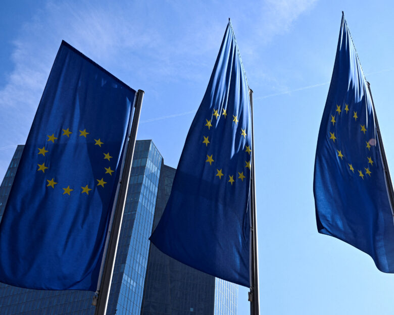 Σημαίες της Ευρωπαϊκής στα κεντρικά γραφεία της ΕΚΤ στη Φρανκφούρτη