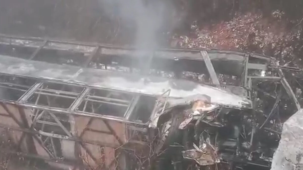 Το λεωφορείο που έπεσε στον γκρεμό στον Ισημερινό