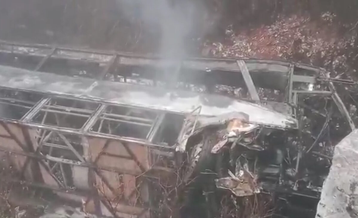 Τραγωδία στον Ισημερινό: 14 νεκροί και δεκάδες τραυματίες από πτώση λεωφορείου σε χαράδρα