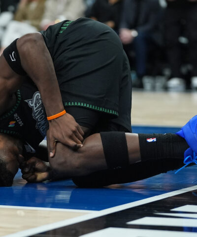 Ο Έντουαρντς μετά τον τραυματισμό του (AP Photo