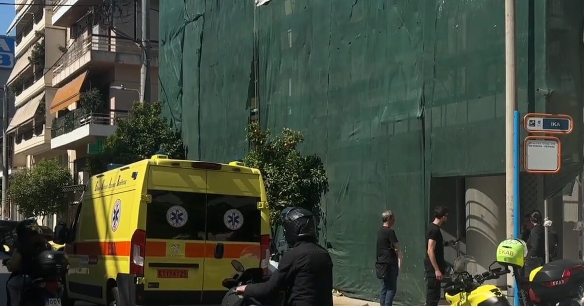 Το ασθενοφόρο έξω από το ΕΦΚΑ Κεραμεικού