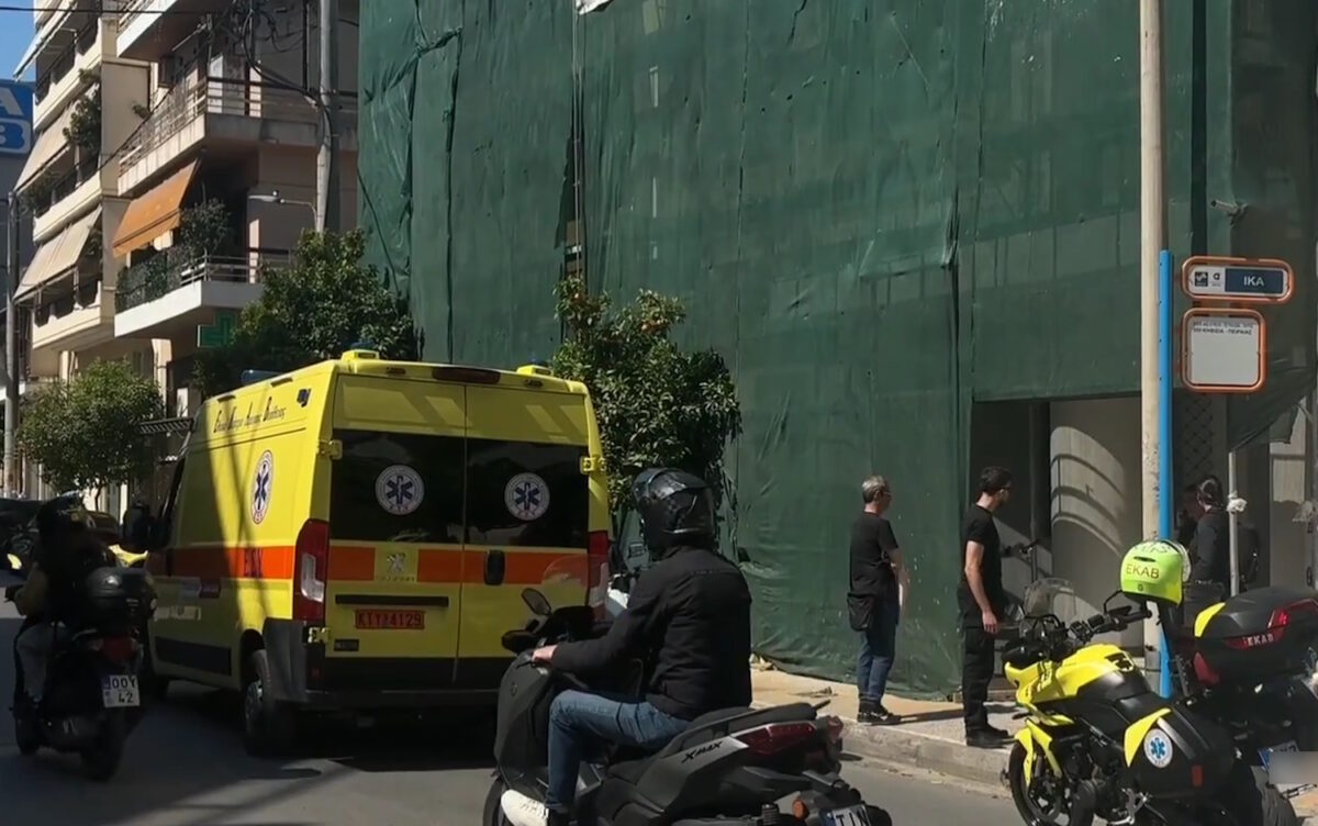 Το ασθενοφόρο έξω από το ΕΦΚΑ Κεραμεικού