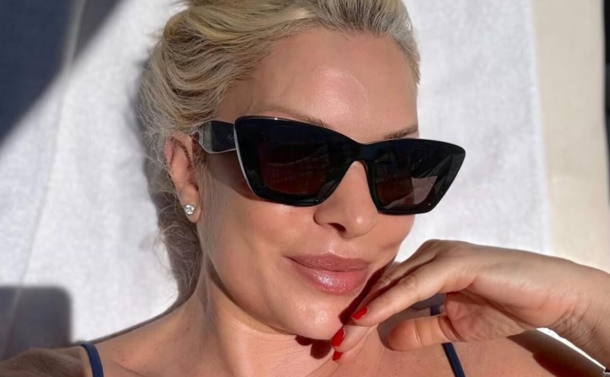 Η Ελένη Μενεγάκη έκανε ηλιοθεραπεία στη Μάλαγα της Ισπανίας