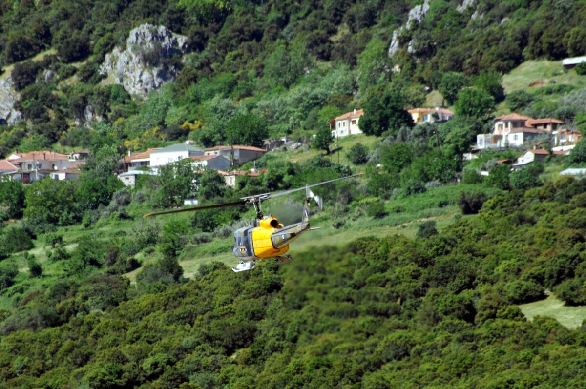 Ικαρία: Η πυροσβεστική ανέσυρε σορό Γάλλου τουρίστα από δύσβατο σημείο