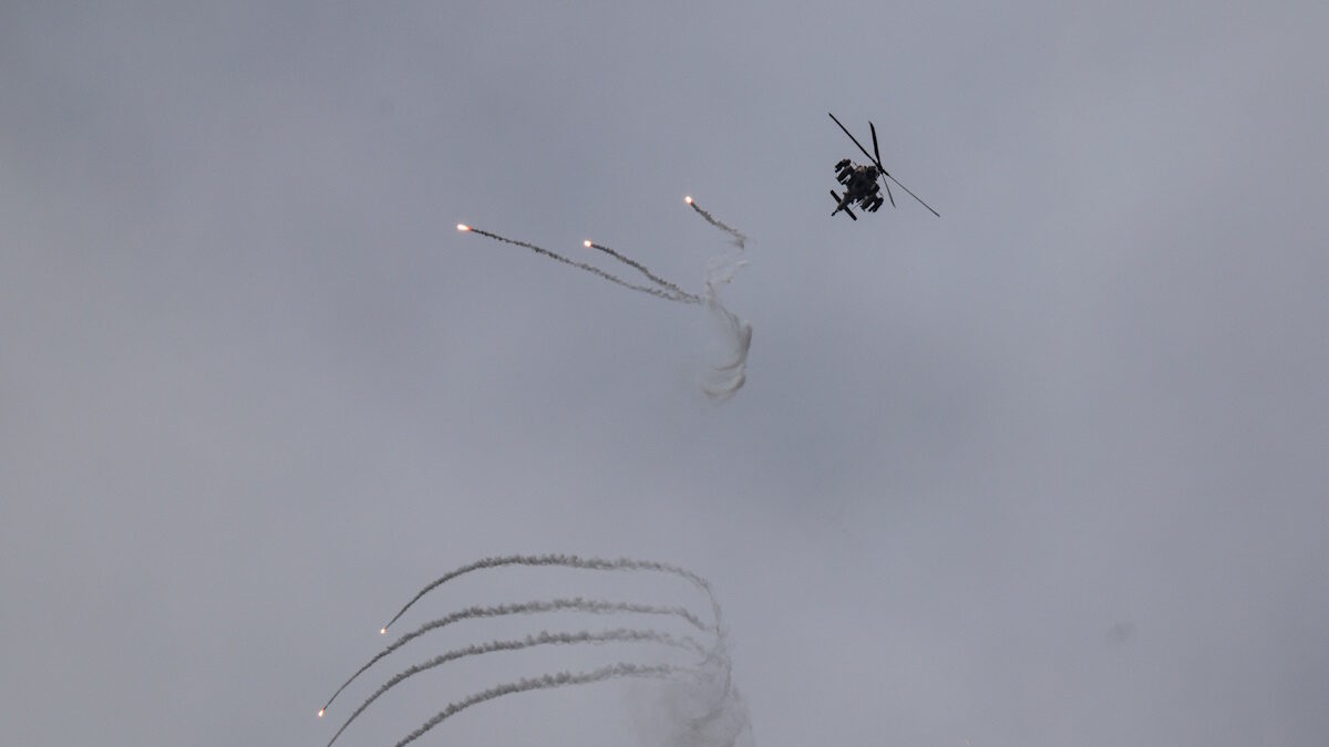 Ισραηλινό Apache απελευθερώνει flares για να μη χτυπηθεί από αντιαεροπορικά βλήματα πάνω από τον νότιο Λίβανο