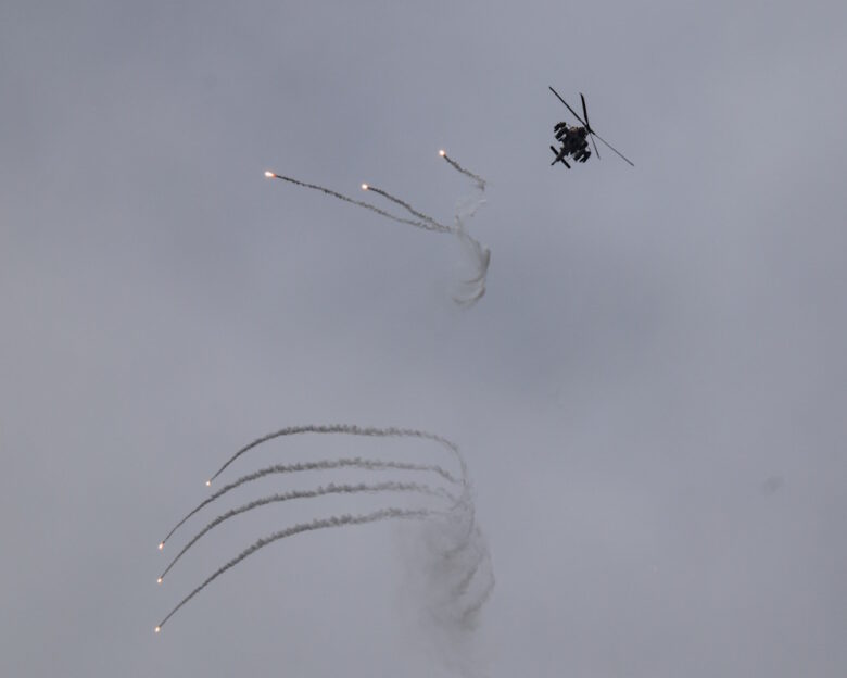 Ισραηλινό Apache απελευθερώνει flares για να μη χτυπηθεί από αντιαεροπορικά βλήματα πάνω από τον νότιο Λίβανο