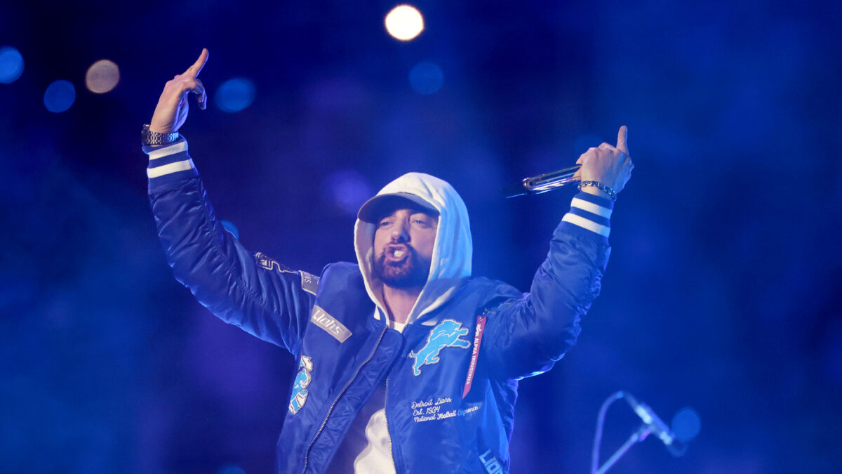 DETROIT,MICHIGAN-November27: American rapper, songwriter, and record producer Eminem performs with Jack White during an NFL football game between the Green Bay Packers and the Detroit Lions in Detroit, Michigan USA, on Sunday, November 23, 2025. (Photo by Amy Lemus/NurPhoto)NO USE FRANCE