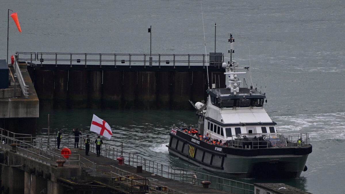 Περιπολικό σκάφος της βρετανικής ακτοφυλακής μετα την διάσωση παράτυπων μεταναστών στη Μάγχη