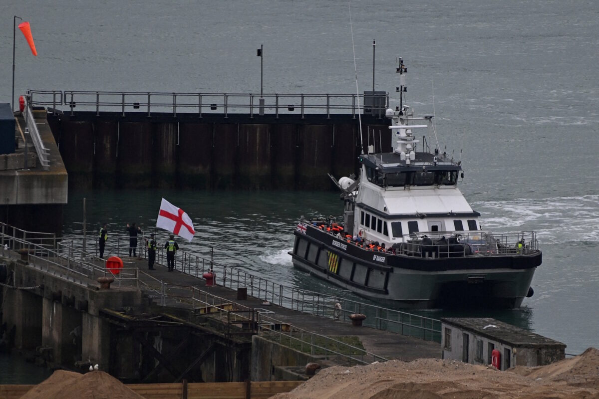 Περιπολικό σκάφος της βρετανικής ακτοφυλακής μετα την διάσωση παράτυπων μεταναστών στη Μάγχη