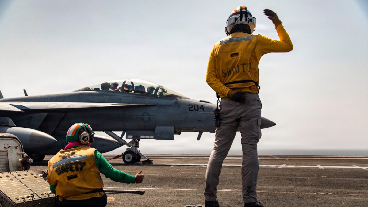 Μαχητικό αεροσκάφος F/A-18 απονηώνεται από το αεροπλανοφόρο USS Gerald R. Ford