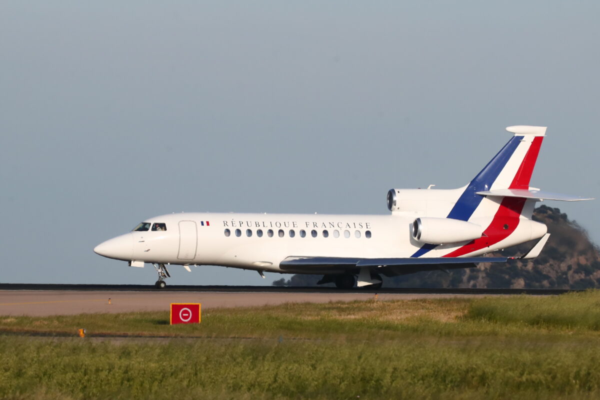 Live η επίσκεψη Μακρόν στην Αθήνα - Προσγειώθηκε το αεροπλάνο που μεταφέρει τον πρόεδρο της Γαλλίας