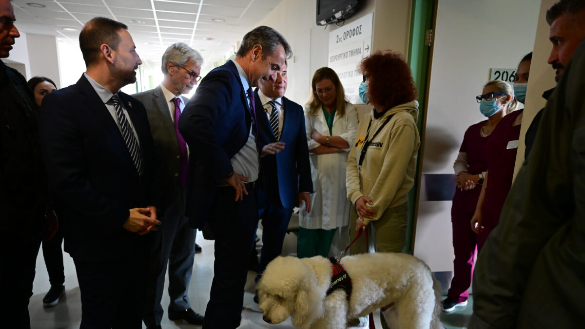 Στιγμιότυπο από την επίσκεψη του πρωθυπουργού Κυριάκου Μητσοτάκη στο Γενικό Αντικαρκινικό Νοσοκομείο Μεταξά στον Πειραιά, Πέμπτη 2 Απριλίου 2026 (Πηγή φωτογραφίας: POOL
