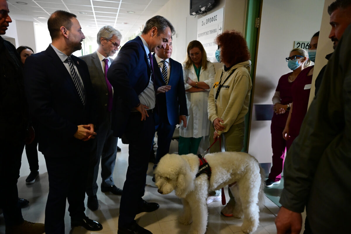 Στιγμιότυπο από την επίσκεψη του πρωθυπουργού Κυριάκου Μητσοτάκη στο Γενικό Αντικαρκινικό Νοσοκομείο Μεταξά στον Πειραιά, Πέμπτη 2 Απριλίου 2026 (Πηγή φωτογραφίας: POOL