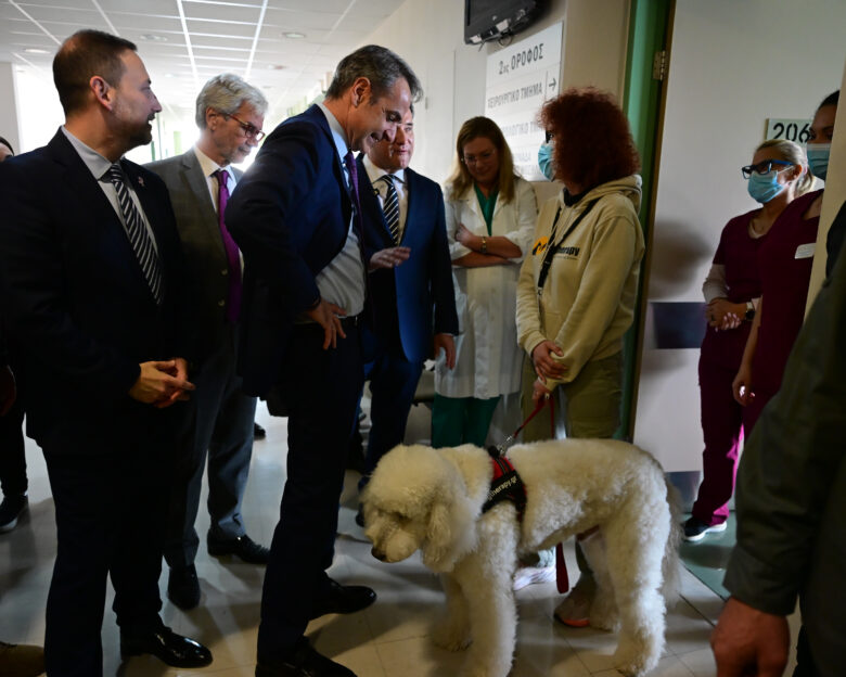 Στιγμιότυπο από την επίσκεψη του πρωθυπουργού Κυριάκου Μητσοτάκη στο Γενικό Αντικαρκινικό Νοσοκομείο Μεταξά στον Πειραιά, Πέμπτη 2 Απριλίου 2026 (Πηγή φωτογραφίας: POOL