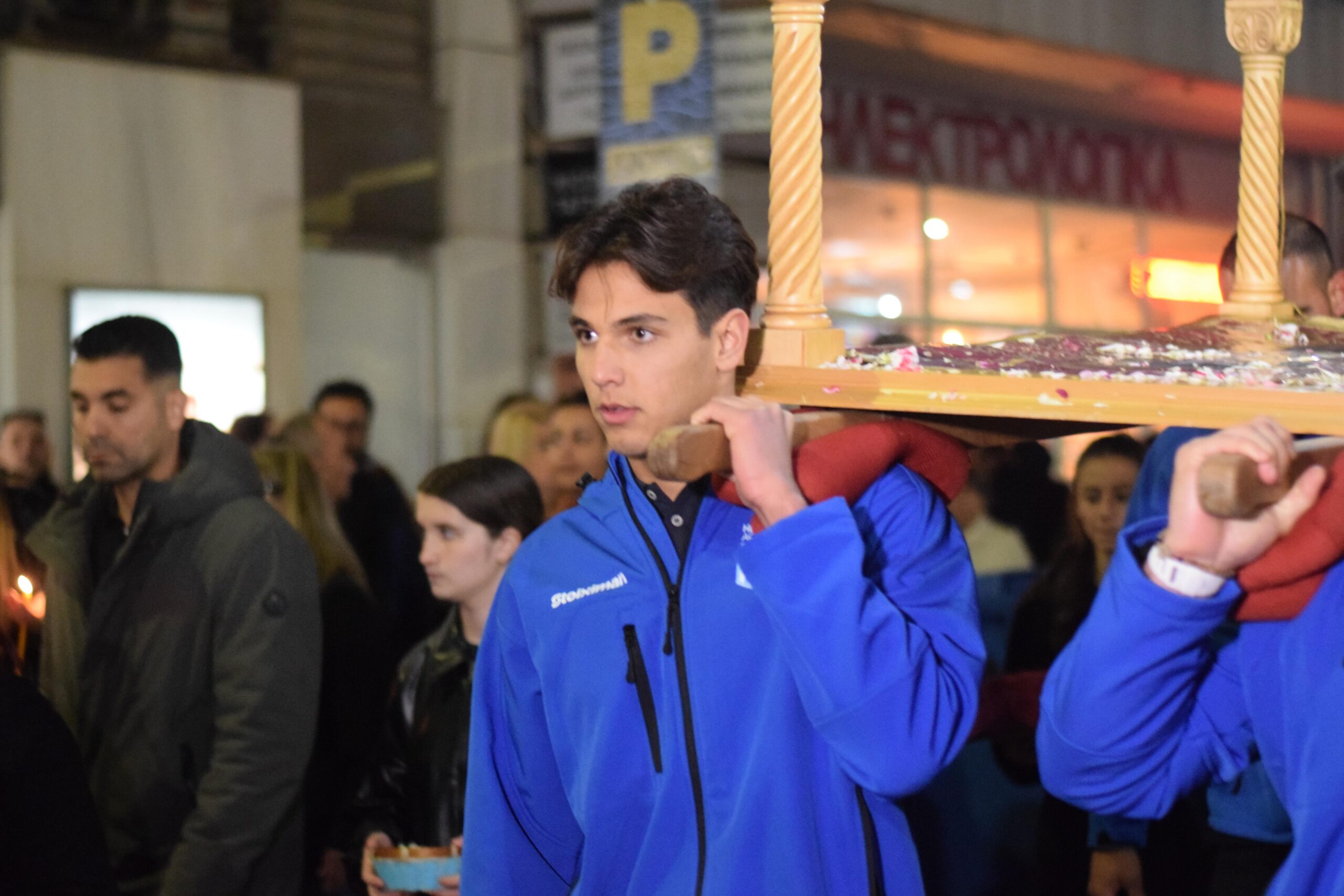 Εικόνες από την περιφορά του Επιταφίου από μέλη της Εθνικής πόλο ανδρών στην Αλεξανδρούπολη