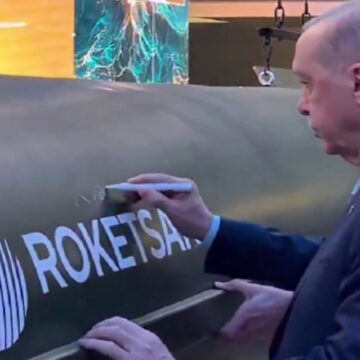 Ο Ερντογάν βάζει την υπογραφή του πάνω στον νέο υπερηχητικό πύραυλο Tayfun 4