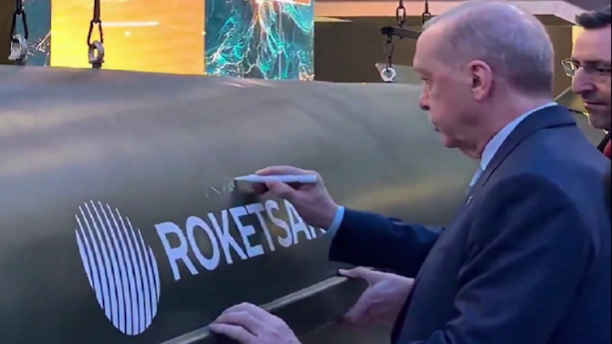 Ο Ερντογάν βάζει την υπογραφή του πάνω στον νέο υπερηχητικό πύραυλο Tayfun 4