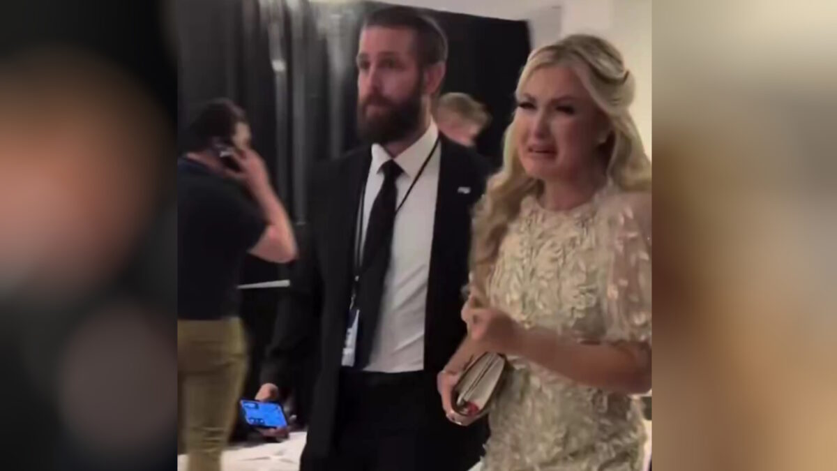 Πυροβολισμοί στο δείπνο ανταποκριτών: Με λυγμούς απομακρύνθηκε η χήρα του Τσάρλι Κερκ – Ξύπνησαν μνήμες από τη δολοφονία του συζύγου της