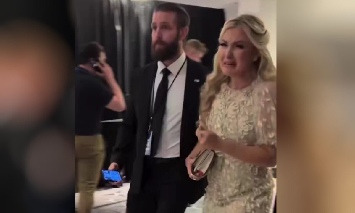 Πυροβολισμοί στο δείπνο ανταποκριτών: Με λυγμούς απομακρύνθηκε η χήρα του Τσάρλι Κερκ - Ξύπνησαν μνήμες από τη δολοφονία του συζύγου της