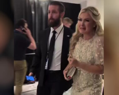 Πυροβολισμοί στο δείπνο ανταποκριτών: Με λυγμούς απομακρύνθηκε η χήρα του Τσάρλι Κερκ – Ξύπνησαν μνήμες από τη δολοφονία του συζύγου της