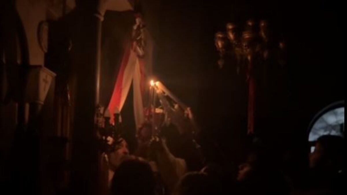 Η στιγμή που σβήνει το Άγιο Φως σε εκκλησία στην Εύβοια