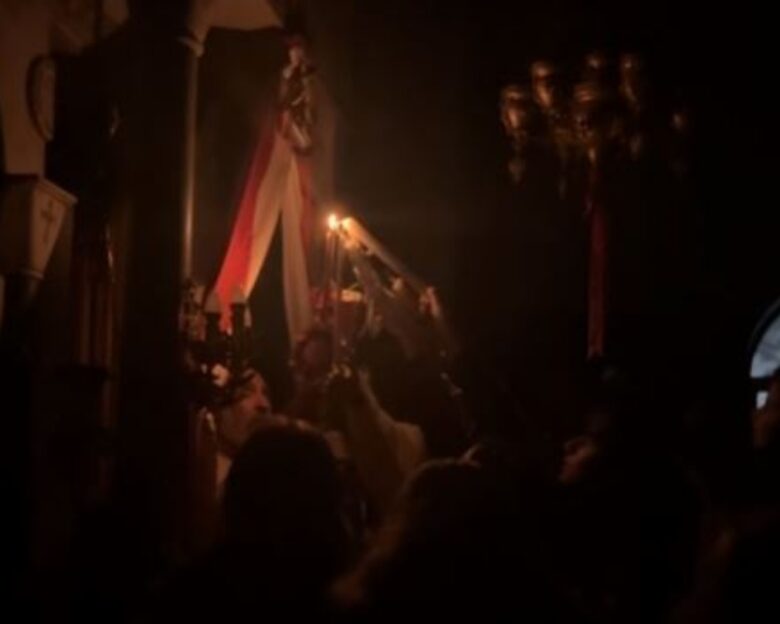 Η στιγμή που σβήνει το Άγιο Φως σε εκκλησία στην Εύβοια