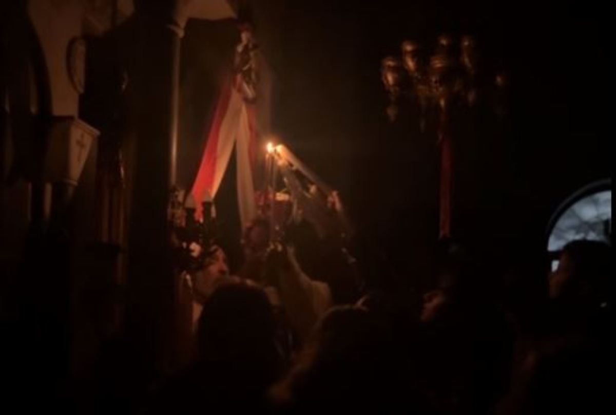 Η στιγμή που σβήνει το Άγιο Φως σε εκκλησία στην Εύβοια