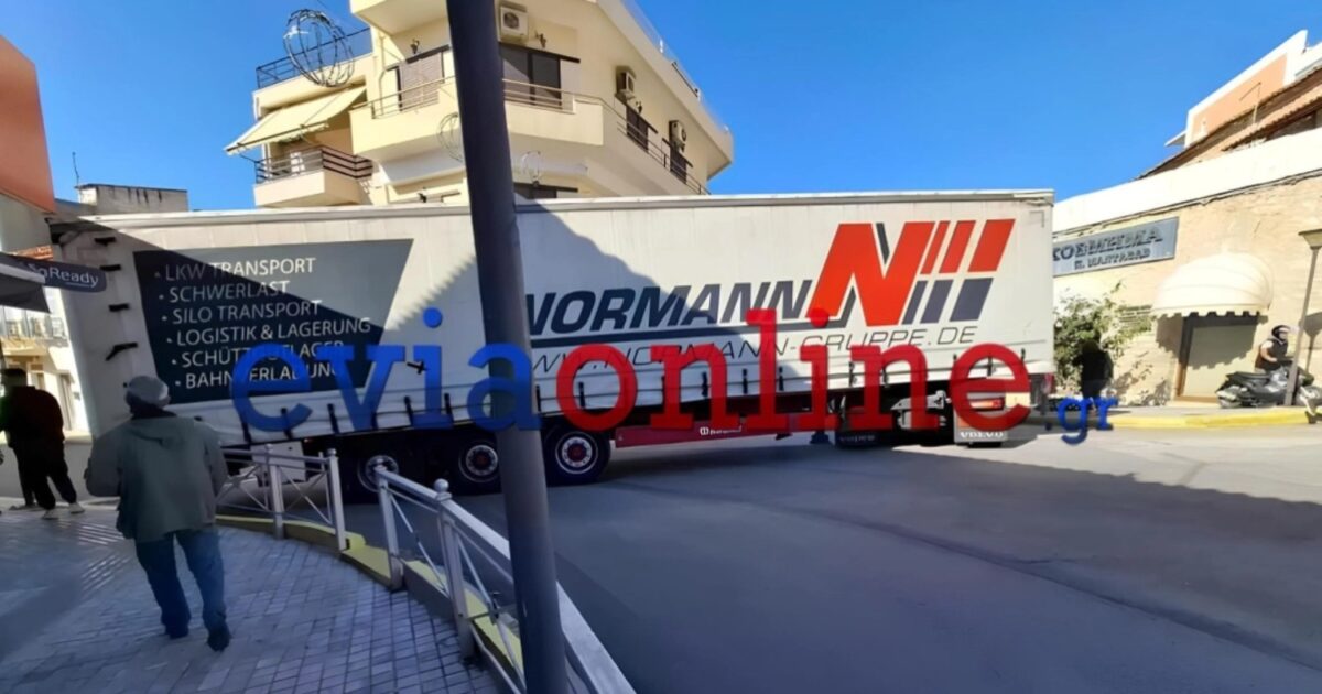 Εύβοια: Νταλίκα σφήνωσε και έκοψαν κάγκελο για να περάσει
