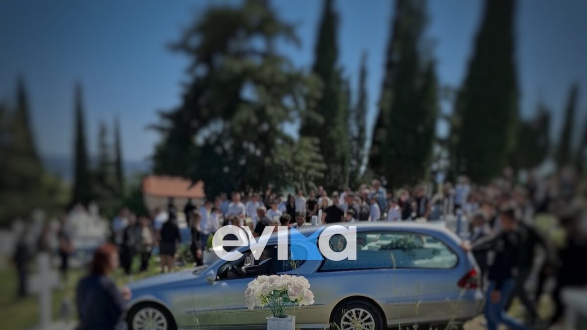 Σπαραγμός στην κηδεία του 17χρονου που σκοτώθηκε μετά από τροχαίο με ασθενοφόρο στο Αλιβέρι
