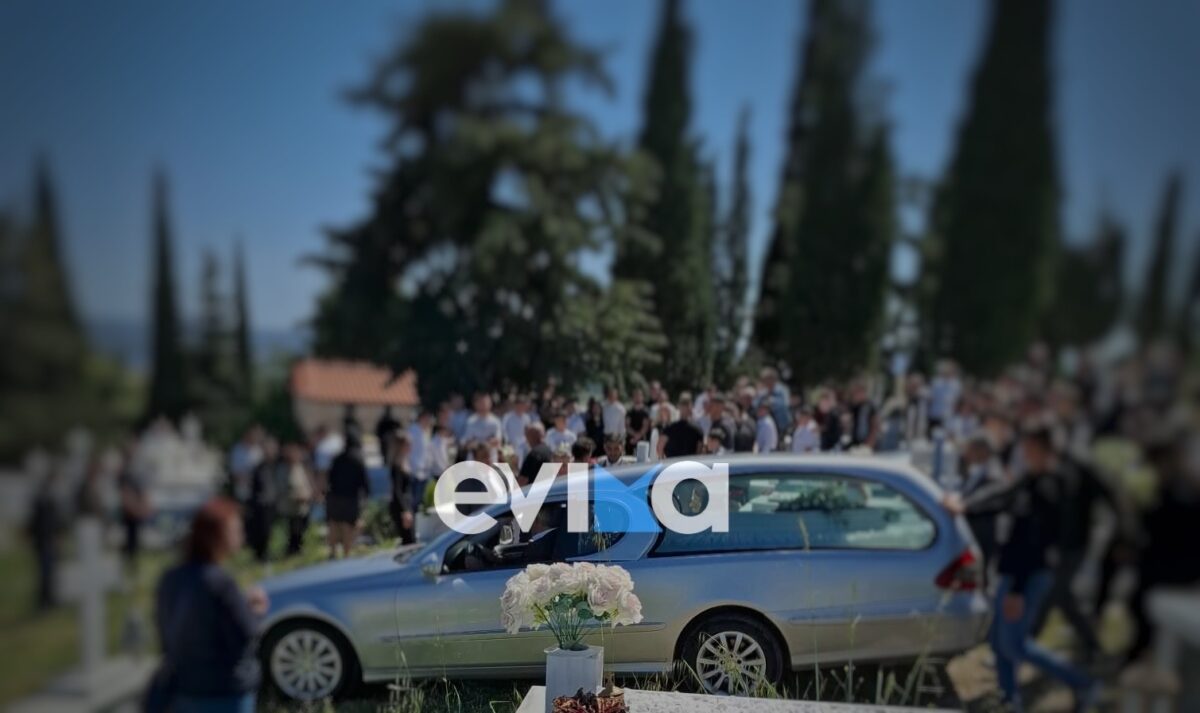 Σπαραγμός στην κηδεία του 17χρονου που σκοτώθηκε μετά από τροχαίο με ασθενοφόρο στο Αλιβέρι