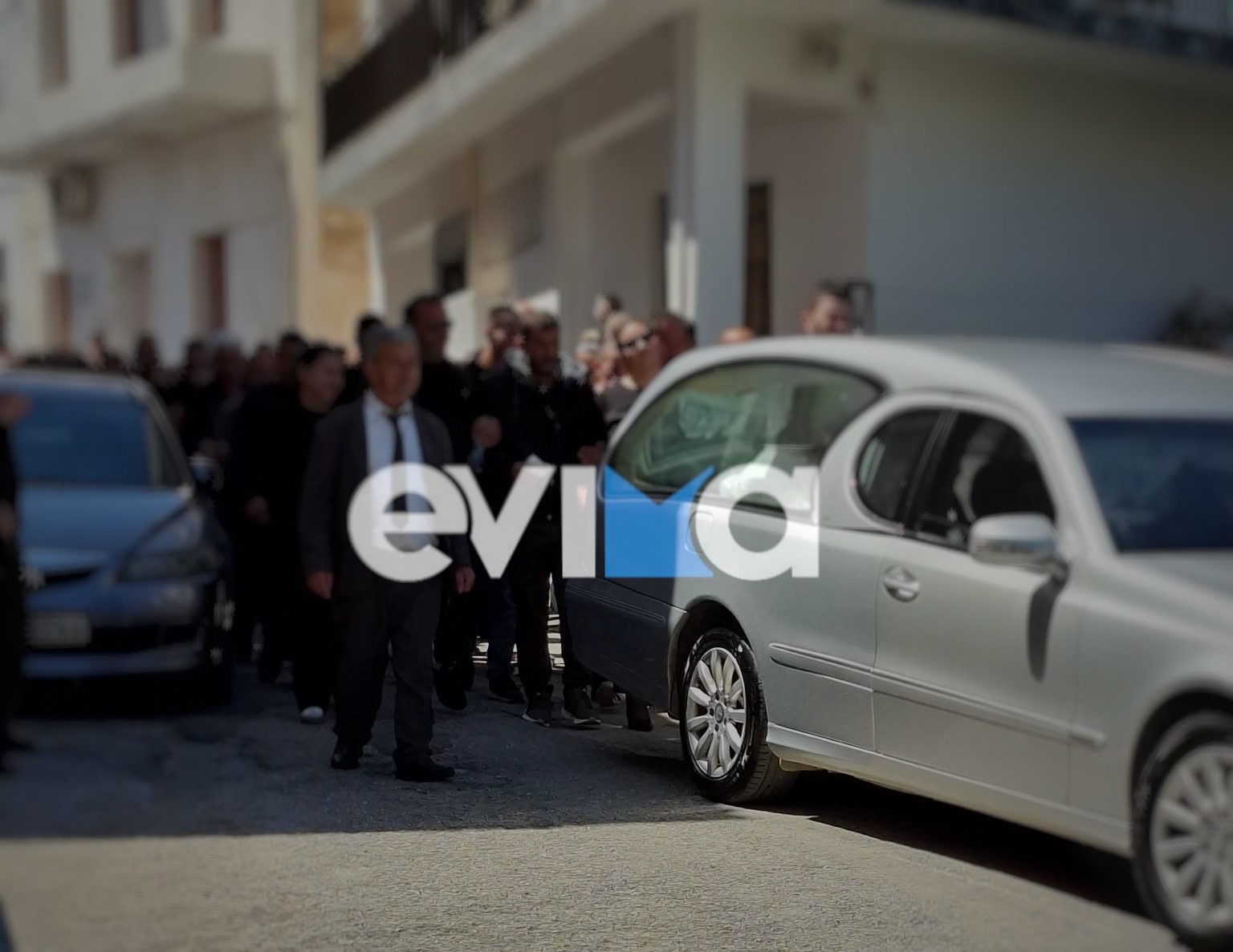 Σπαραγμός στην κηδεία του 17χρονου που σκοτώθηκε μετά από τροχαίο με ασθενοφόρο στο Αλιβέρι