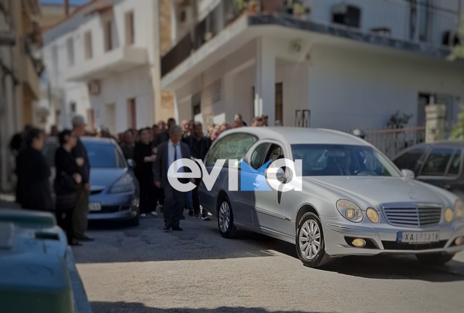 Σπαραγμός στην κηδεία του 17χρονου που σκοτώθηκε μετά από τροχαίο με ασθενοφόρο στο Αλιβέρι