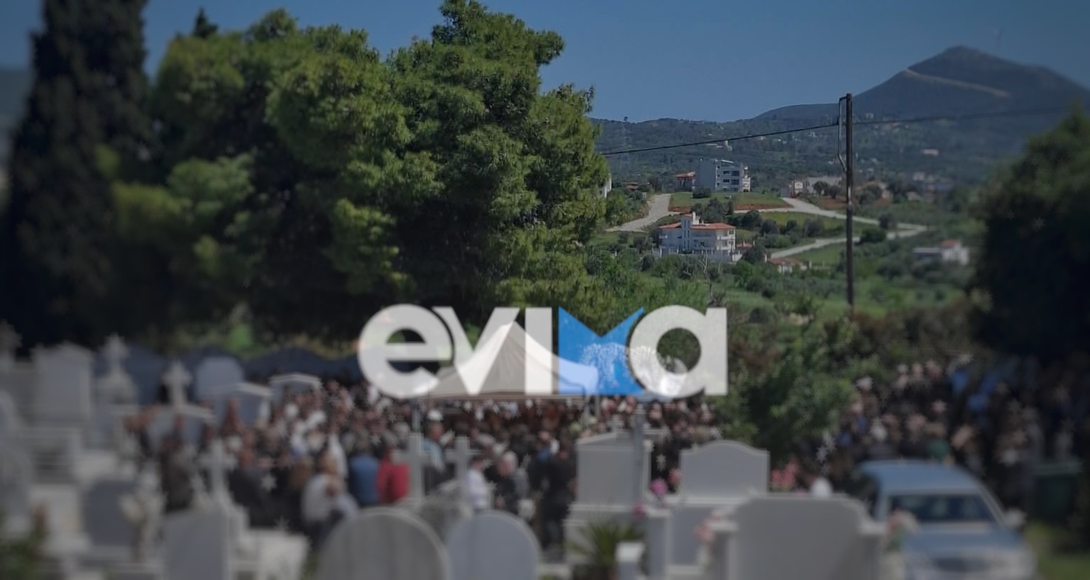 Σπαραγμός στην κηδεία του 17χρονου που σκοτώθηκε μετά από τροχαίο με ασθενοφόρο στο Αλιβέρι