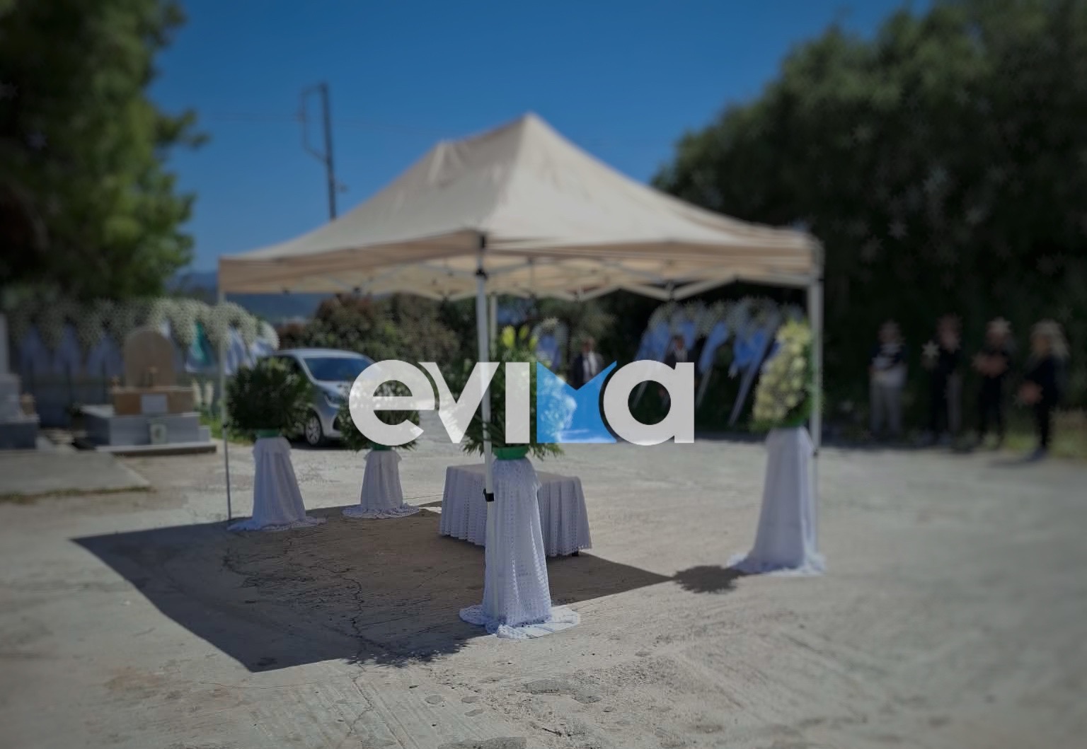 Σπαραγμός στην κηδεία του 17χρονου που σκοτώθηκε μετά από τροχαίο με ασθενοφόρο στο Αλιβέρι