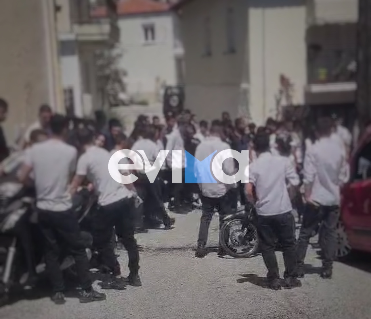 Σπαραγμός στην κηδεία του 17χρονου που σκοτώθηκε μετά από τροχαίο με ασθενοφόρο στο Αλιβέρι