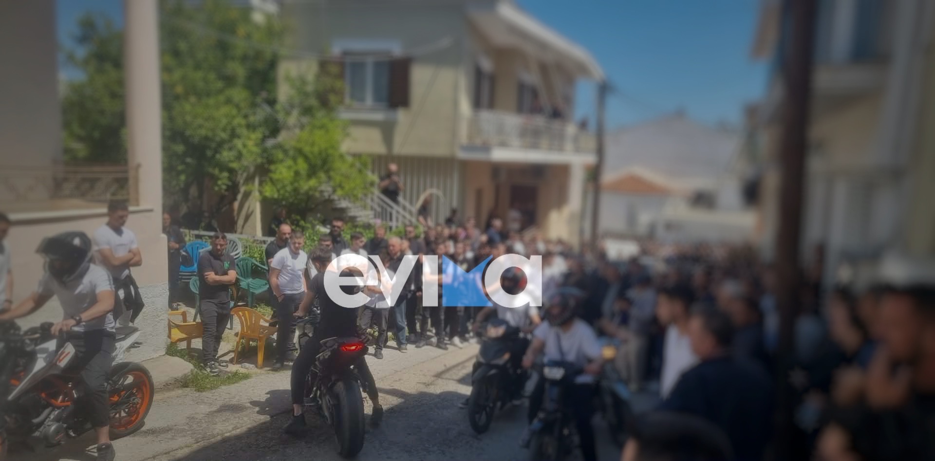 Σπαραγμός στην κηδεία του 17χρονου που σκοτώθηκε μετά από τροχαίο με ασθενοφόρο στο Αλιβέρι