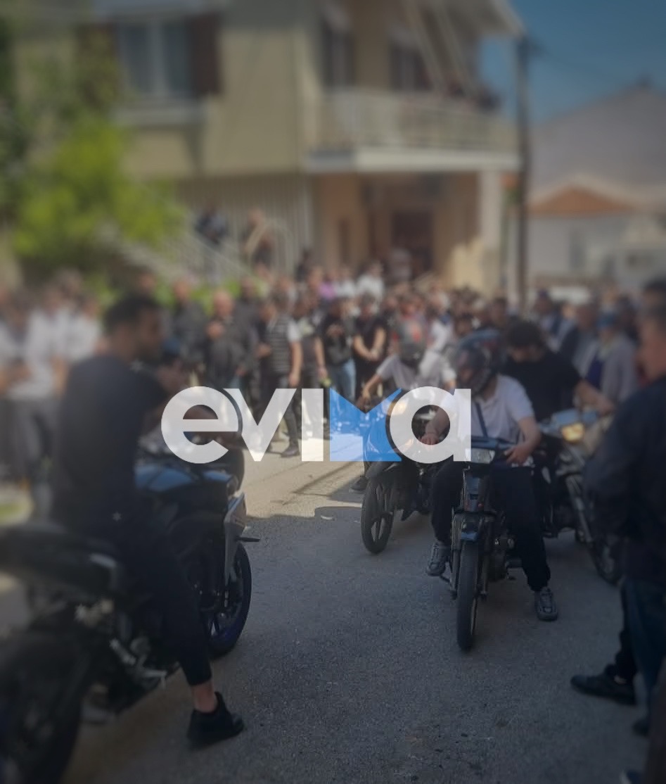 Σπαραγμός στην κηδεία του 17χρονου που σκοτώθηκε μετά από τροχαίο με ασθενοφόρο στο Αλιβέρι