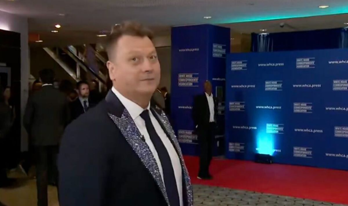 Παρουσιαστής του Fox News ειρωνεύεται την ασφάλεια στο δείπνο των ανταποκριτών: «Δύο τυχαίες γκόμενες φυλάνε την πόρτα του ξενοδοχείου»